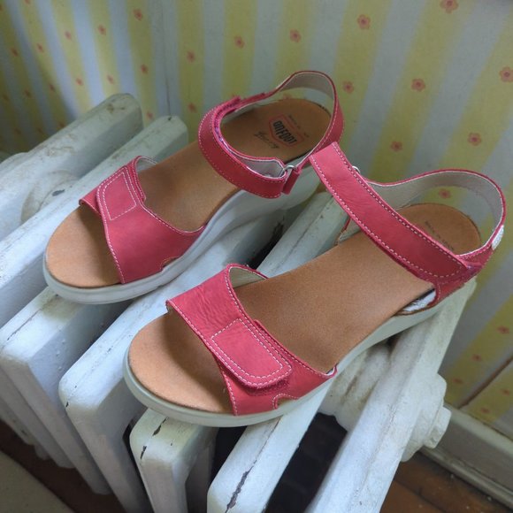 On foot sandals - Picture 1 of 2